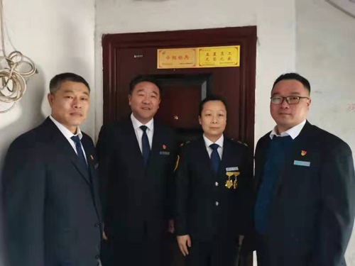 “一人得獎，全家光榮” 送“牌”上門，集團為標(biāo)兵先進送去榮譽喜報牌匾